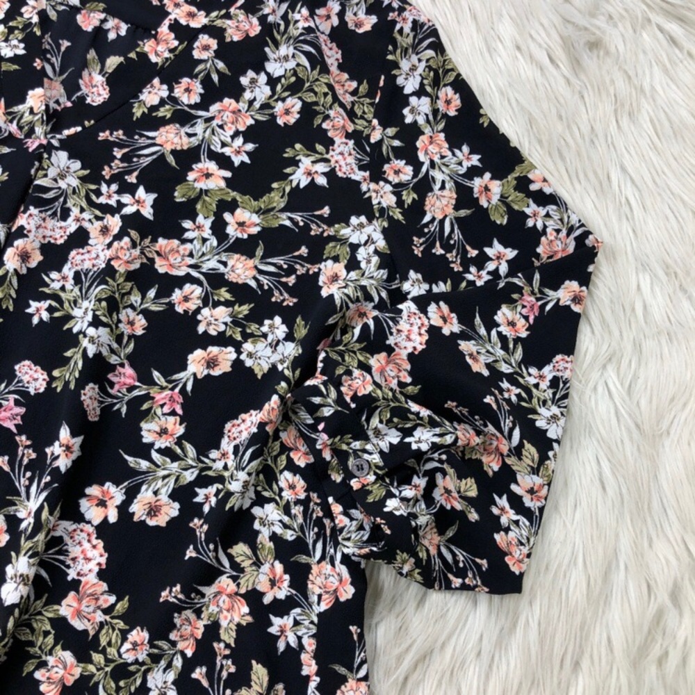 🎉HP🎉VINCE CAMUTO Floral Blouse - Picture 2 of 6